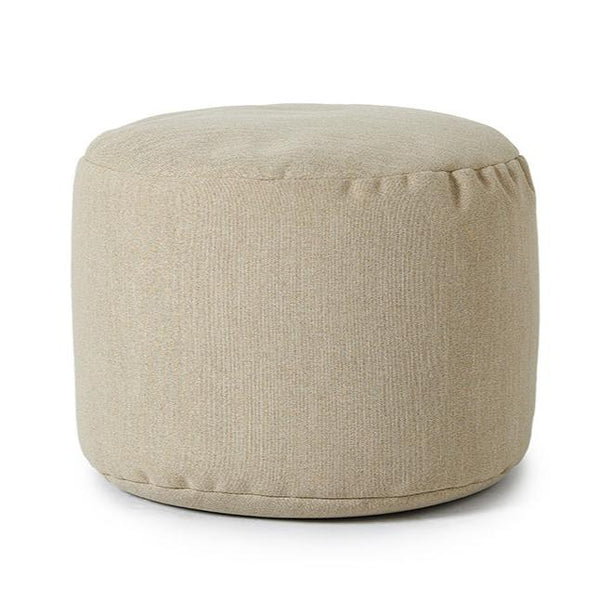 Pouf repose-pieds de couleur sahara sur fond blanc. 