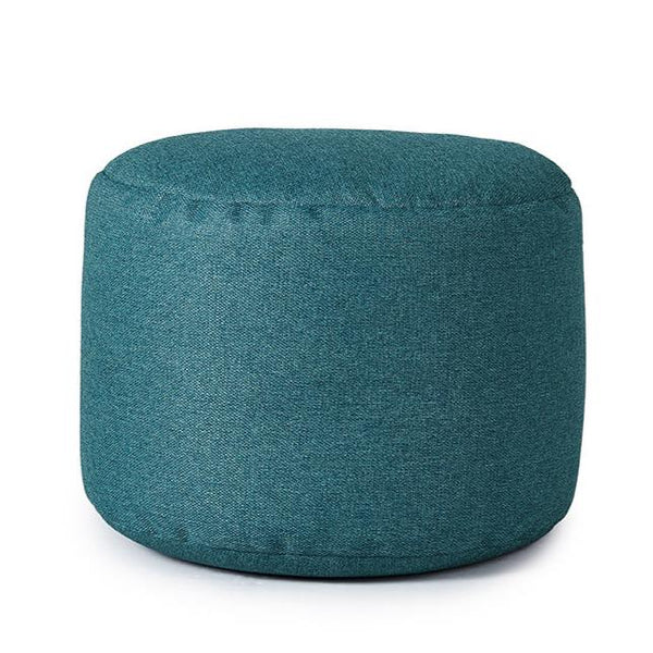 Pouf repose-pieds de couleur sarcelle sur fond blanc. 